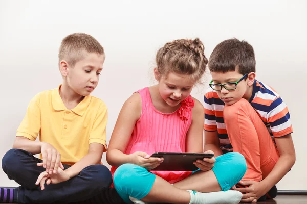 Niños jugando en la tableta . —  Fotos de Stock