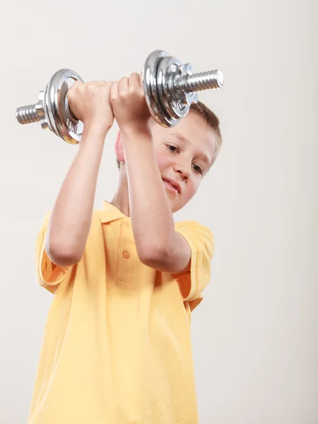 Chico deportivo haciendo ejercicio con mancuerna . — Foto de Stock