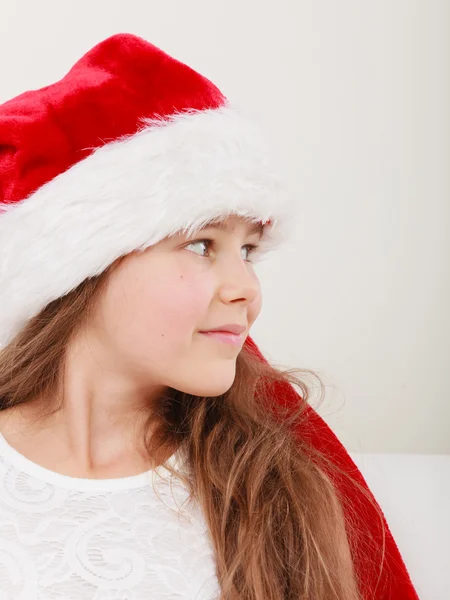 Flicka i jultomten hatt poserar — Stockfoto