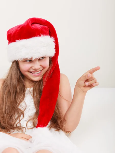 Flicka i röd jultomten hatt — Stockfoto