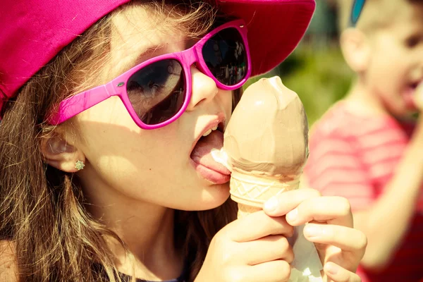 Klein meisje kind eten van ijs. Zomervakantie. — Stockfoto