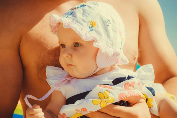 Fechar-se de bebê pequeno feliz em mãos dos pais . — Fotografia de Stock