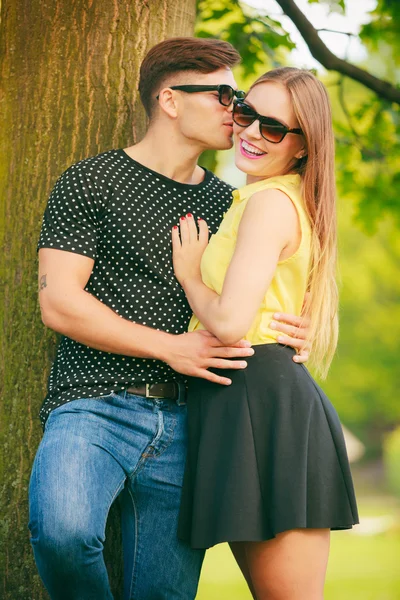 Gelukkig koppel in park — Stockfoto