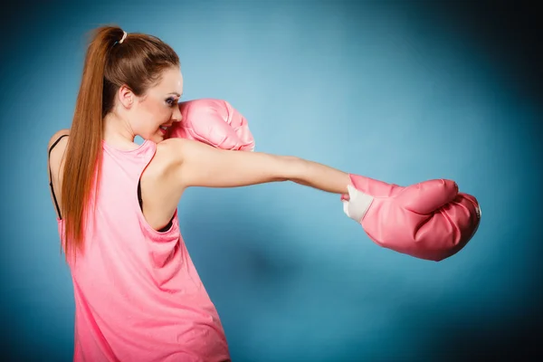 Boxer femminile indossa grandi guanti rosa divertimento giocare sport — Foto Stock