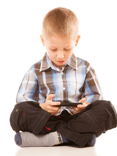 Kisfiú játszik játékok okostelefon — Stock Fotó