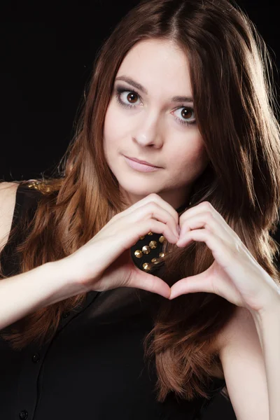 Teenager Mädchen dabei Herzform Liebe Symbol mit Händen — Stockfoto