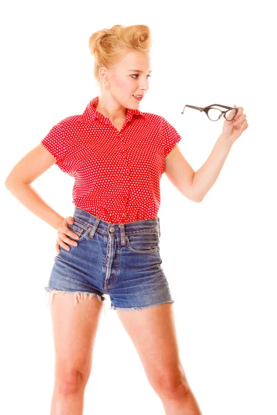 Retro fryzury piękna dziewczyna trzyma na białym tle okulary — Zdjęcie stockowe