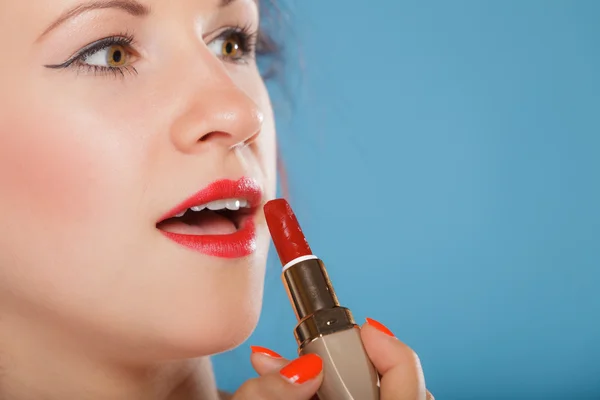 Parte de la cara. Mujer aplicando lápiz labial rojo —  Fotos de Stock