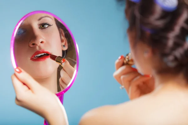 Ragazza che applica make up rossetto rosso — Foto Stock