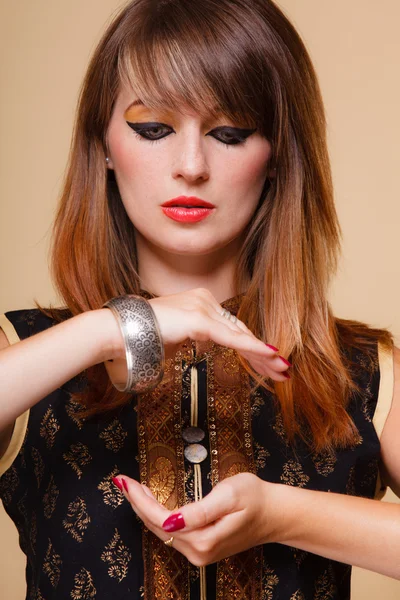 Dívka s otevřenou dlaní make-up orientovat — Stock fotografie
