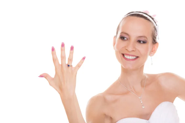 Gelukkige bruid vrouw met verlovingsring op vinger. — Stockfoto