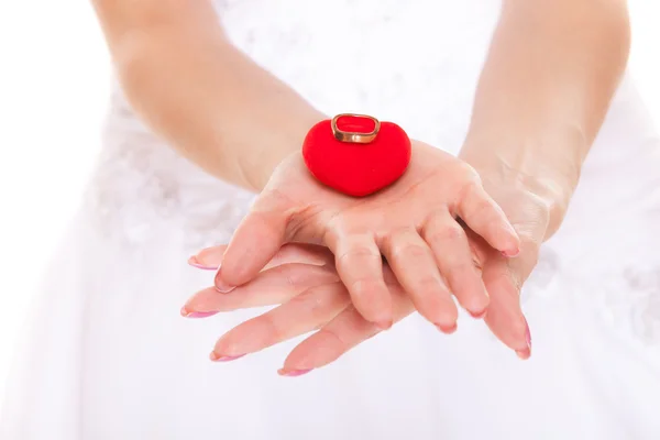 Caixa de anel de noivado em mãos de noiva mulher . — Fotografia de Stock