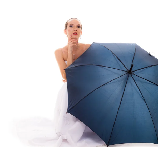 Full length bride in wedding gown holds umbrella — Stock Photo, Image