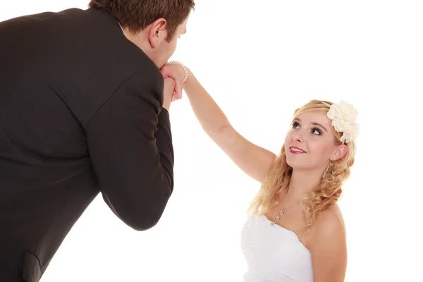 Dia do casamento. noivo beijando mão de noiva isolado — Fotografia de Stock