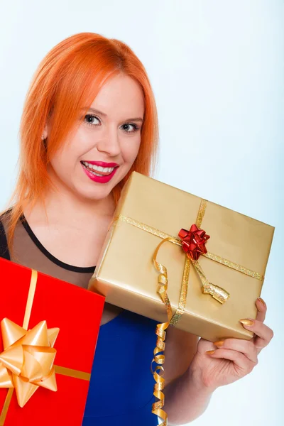 Девушка с подарочными коробками — стоковое фото