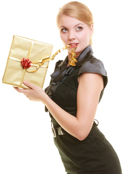 Menina segurando caixa de presente — Fotografia de Stock