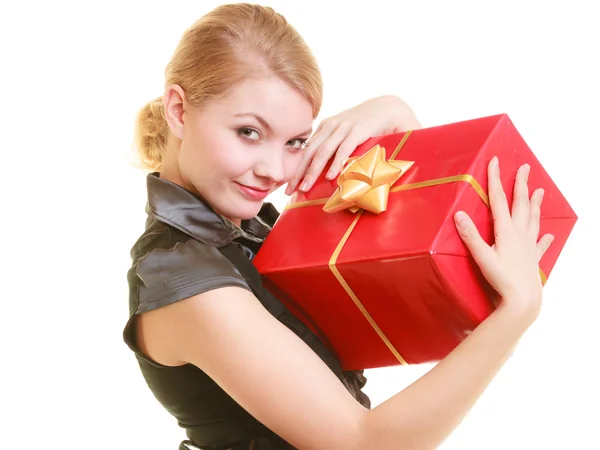 Mädchen mit Geschenkbox — Stockfoto