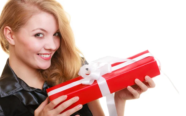 Ragazza in possesso di scatola regalo — Foto Stock