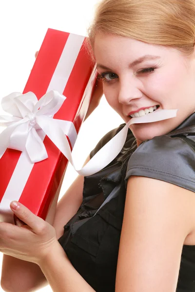 Girl holding gift box — Stock Photo, Image