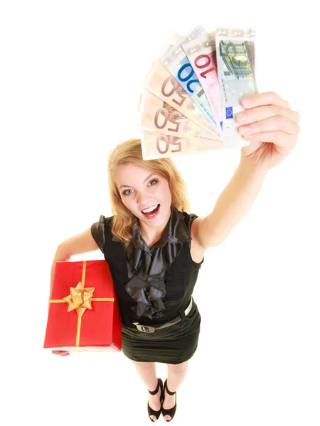 Mujer con caja de regalo y billetes en euros . — Foto de Stock