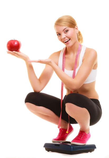 Mujer feliz pesando balanza. Nutrición saludable . —  Fotos de Stock