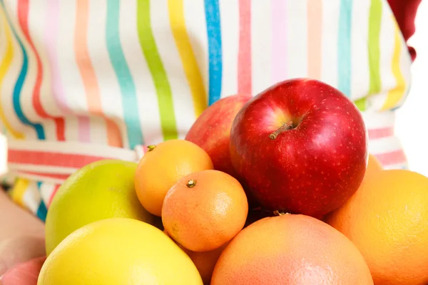Huisvrouw of verkoper biedt gezonde vruchten geïsoleerd — Stockfoto