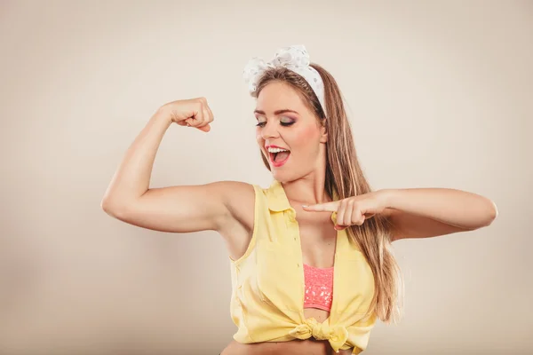 Glücklich hübsch pin up Mädchen zeigt Muskeln. — Stockfoto