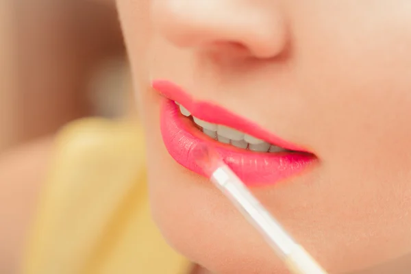 Femme appliquant rouge à lèvres — Photo