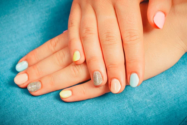 Flicka med färgglada nagellack — Stockfoto