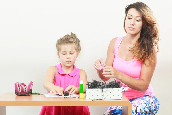 Niña trabajar con mamá —  Fotos de Stock