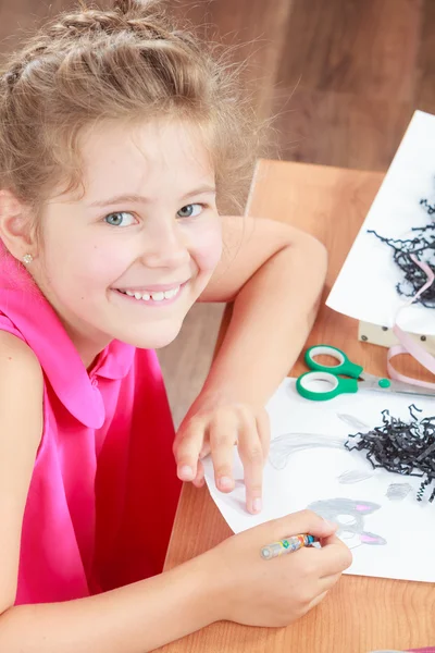 Malá holčička kreslení v učebně — Stock fotografie