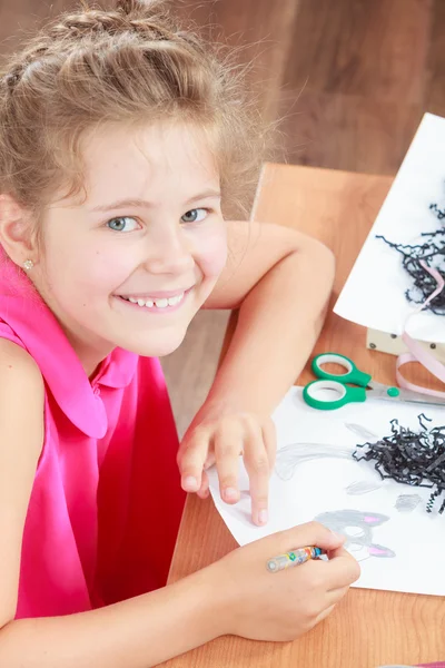 Ragazzina disegnare in classe — Foto Stock