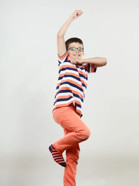 Gelukkig schattige jongen jongetje springen. Geluk. — Stockfoto