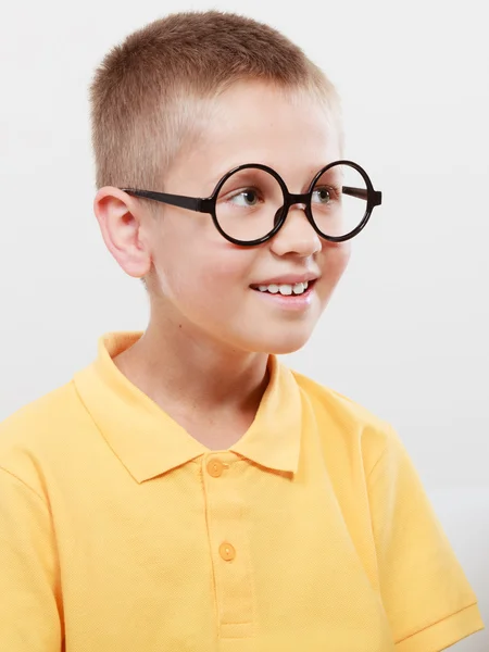 Porträt eines ernsthaften kleinen Jungen mit Brille. — Stockfoto