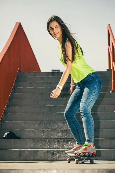 Dívka na schodech s skateboard. — Stock fotografie
