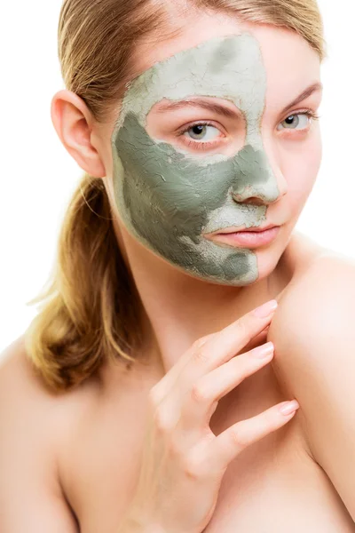 Vrouw in de klei modder masker op gezicht geïsoleerd op wit. — Stockfoto