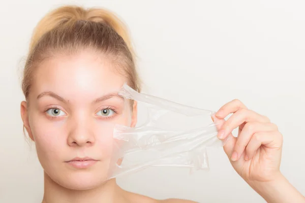 Meisje facial peel off masker verwijderen — Stockfoto