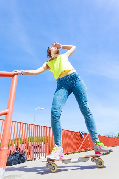 Tonåring flicka åkare ridning skateboard på gatan. — Stockfoto