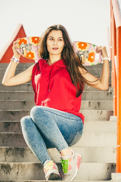 Skate meisje op trap met skateboard. — Stockfoto