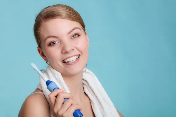 Young girl brushing oral cavity. — Stock Photo, Image