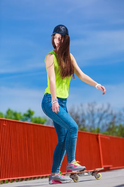 Teen κορίτσι σκέιτερ ιππασία skateboard στο δρόμο. — Φωτογραφία Αρχείου