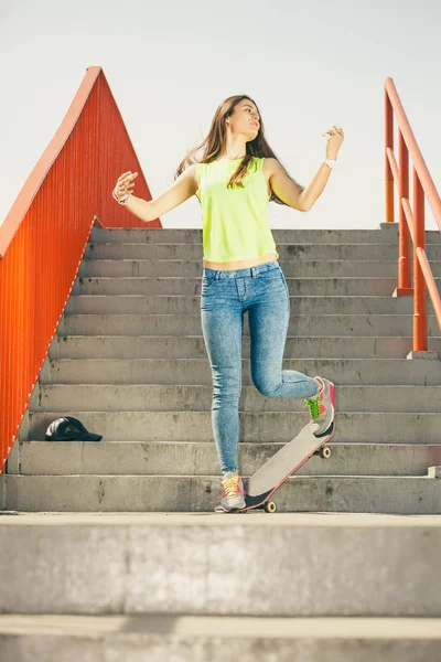 Meisje op trap met skateboard. — Stockfoto