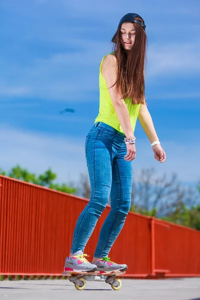 Chica adolescente skater montar monopatín en la calle. —  Fotos de Stock