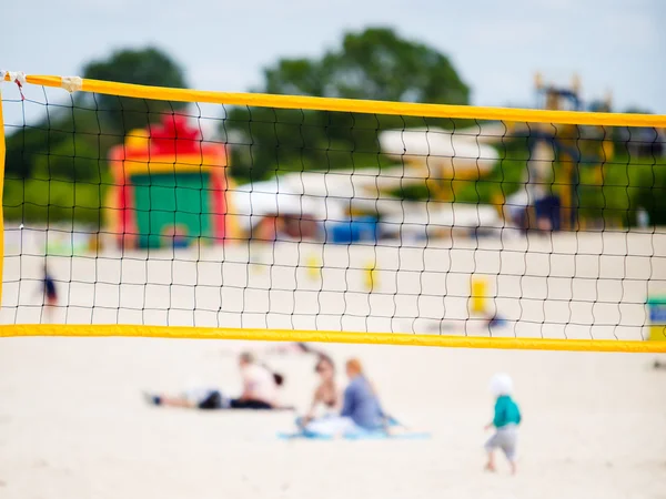 Voleibol deporte de verano. Red en una playa de arena — Foto de Stock