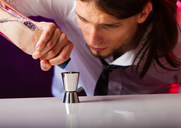 Jovem barman preparando bebida alcoólica — Fotografia de Stock