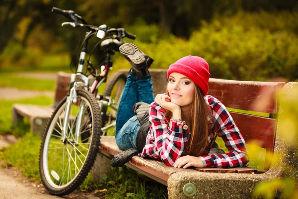 Kız bisikletle sonbahar parkında dinleniyor.. — Stok fotoğraf