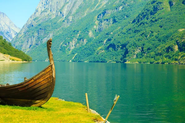Toerisme en reizen. bergen en fjord in Noorwegen. — Stockfoto
