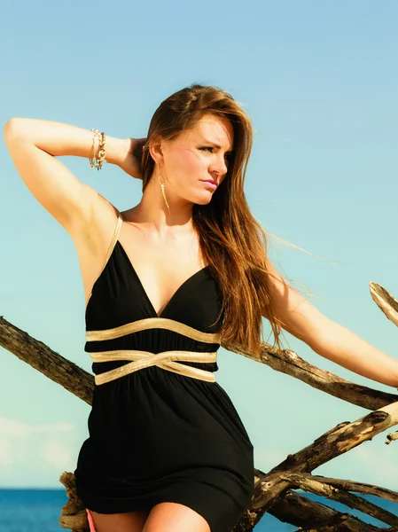 Mujer en vestido negro posando — Foto de Stock