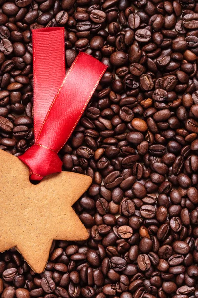 Estrellas en forma de galletas de Navidad en granos de café —  Fotos de Stock