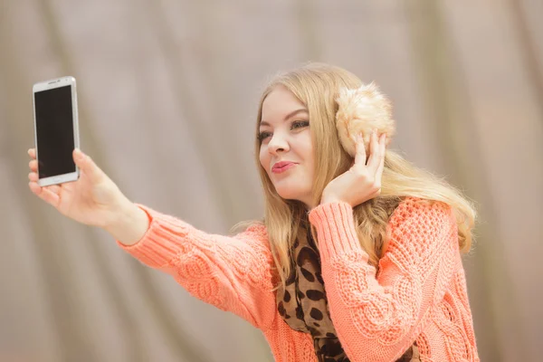 Happy fashion woman in park taking selfie photo. — Stock Photo, Image